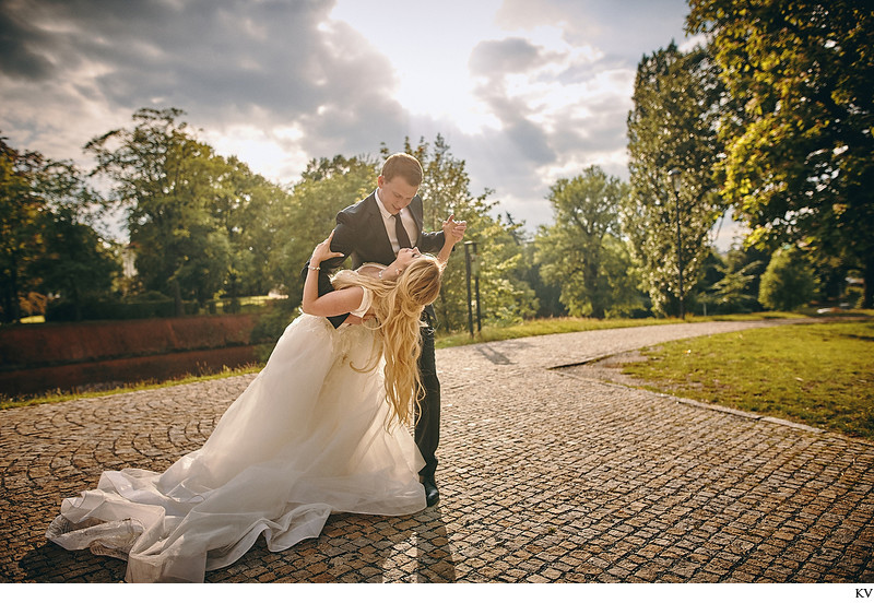 dipping his bride in the sunshine