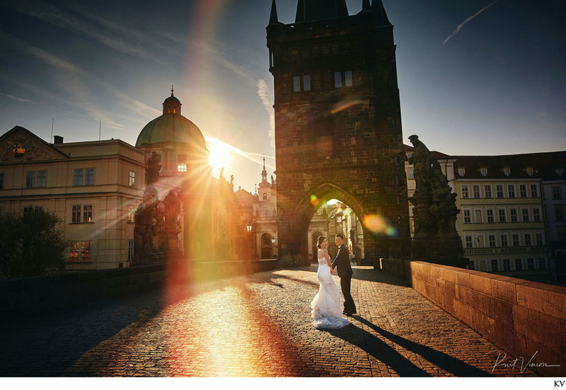 Artistic Golden Light pre-weddings Charles Bridge 