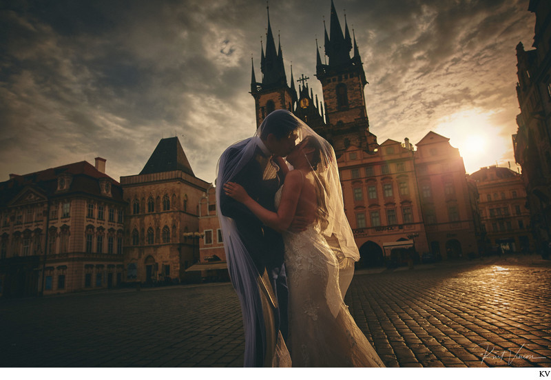 dramatic kiss under the veil Old Town Square Prague