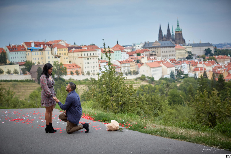 On his knee I secret marriage proposal I Prague