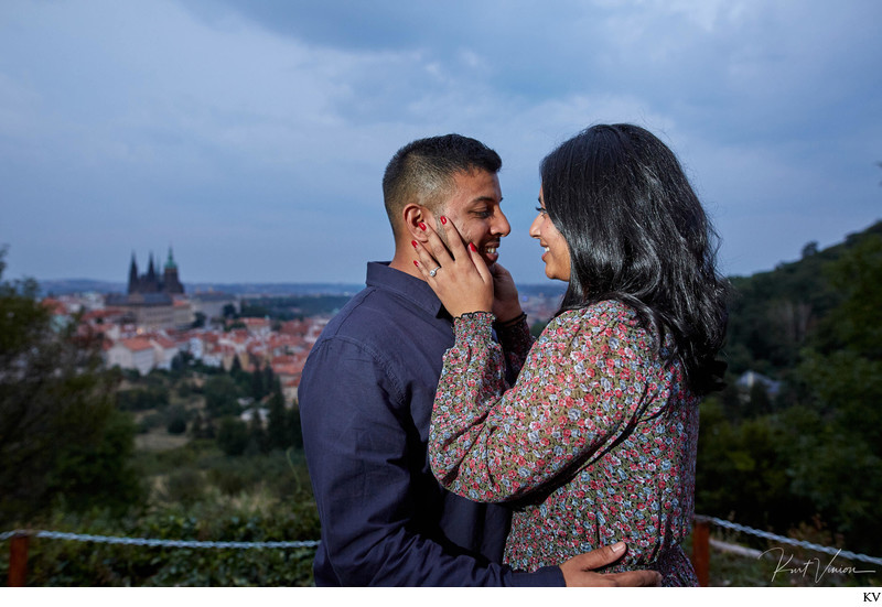 H&R I the newly engaged I overlooking Prague