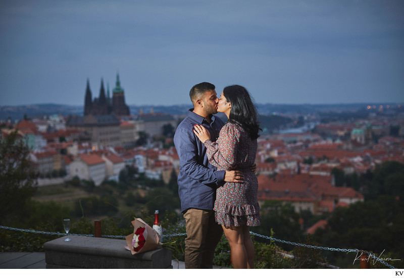 A kiss for the newly engaged I H&R I overlooking Prague