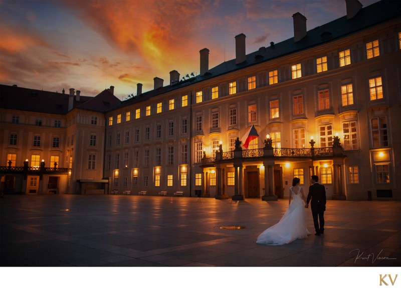 Romantic sunrise pre weddings from Prague Castle