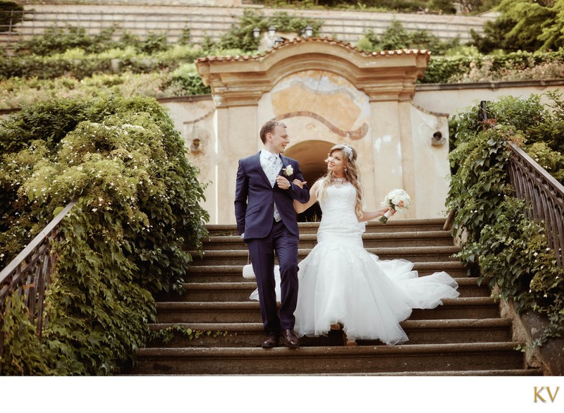 wedded couple walking through the Ledebour Garden