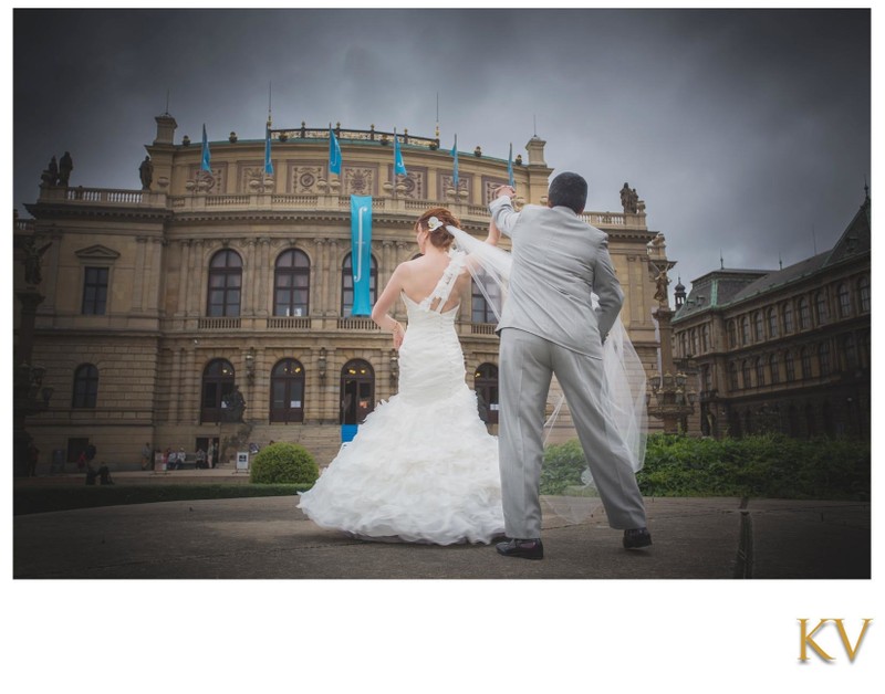 Newlyweds dance Rudolfinum