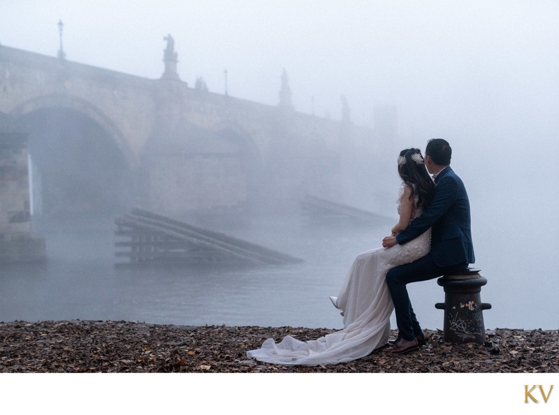 Atmospheric pre-wedding photos from foggy Prague