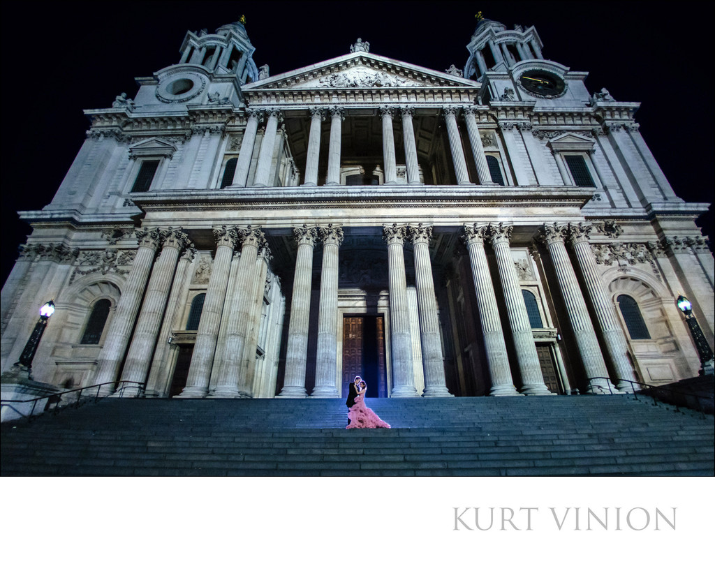 Romantic embrace at St. Paul Cathedral in London