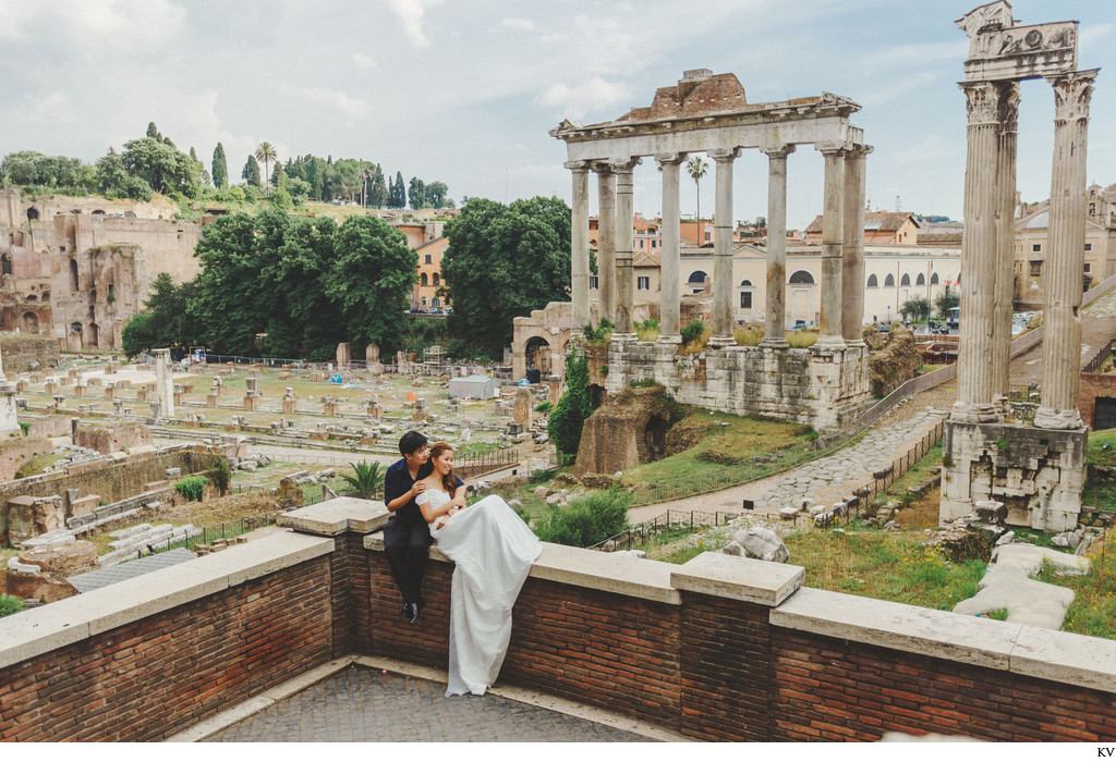 couple enjoying quiet scenery of the ancient Roman Forum