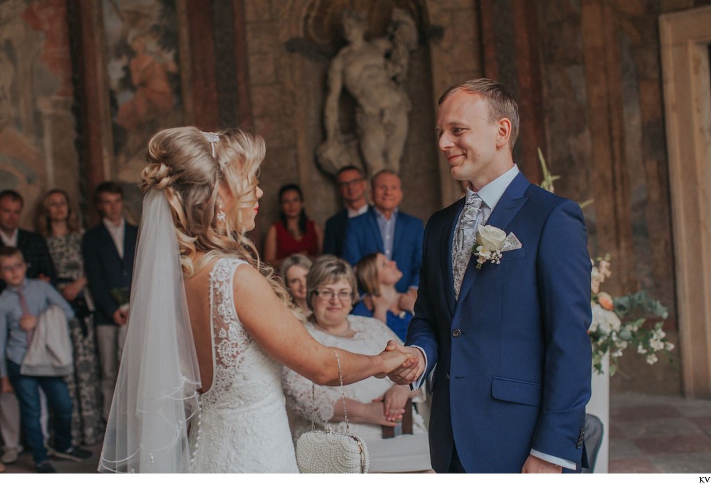 bride saying her wedding vows 