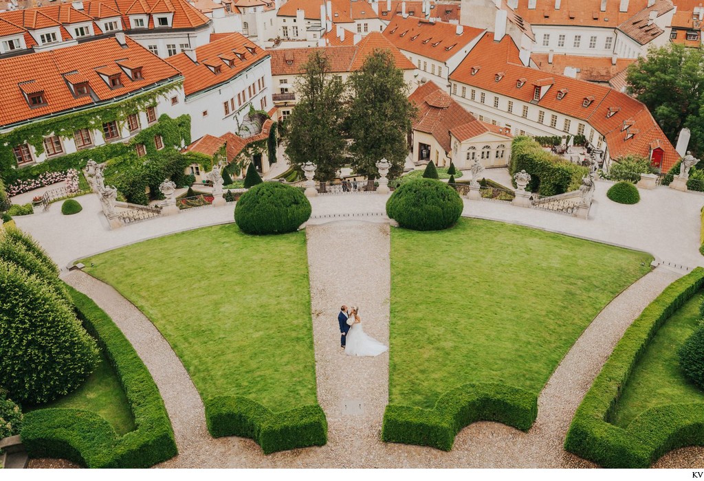 View of Newlyweds from above Vrtba