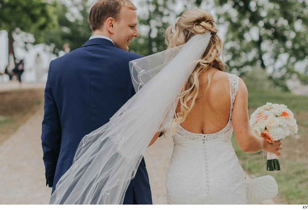 Bride's flowing veil