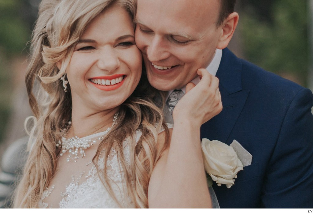 beaming newlyweds at the Hanavsky Pavilion