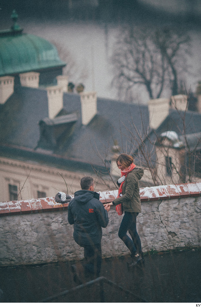 winter marriage proposal - placing the ring