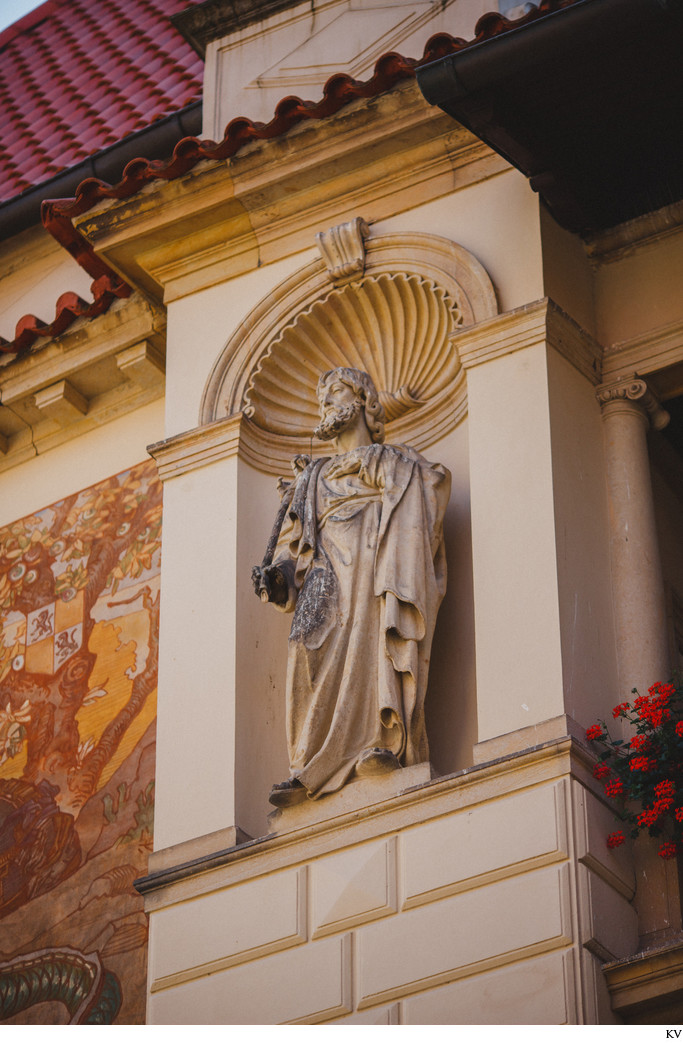 Pruhonice Castle exterior facade statue detail