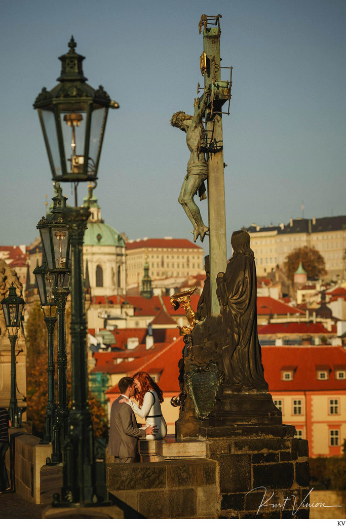 Sunrise anniversary photo session on the Charles Bridge