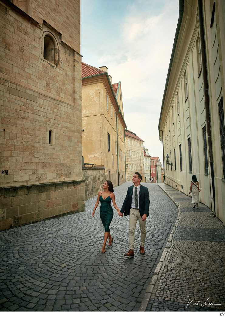 Prague marriage proposal: a walk through the castle