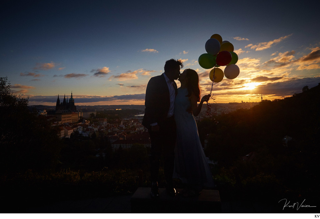 A sunrise marriage proposal overlooking Prague