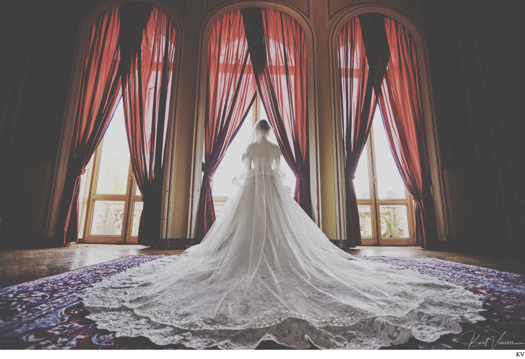 Chateau Esclimont bride posing in her wedding dress