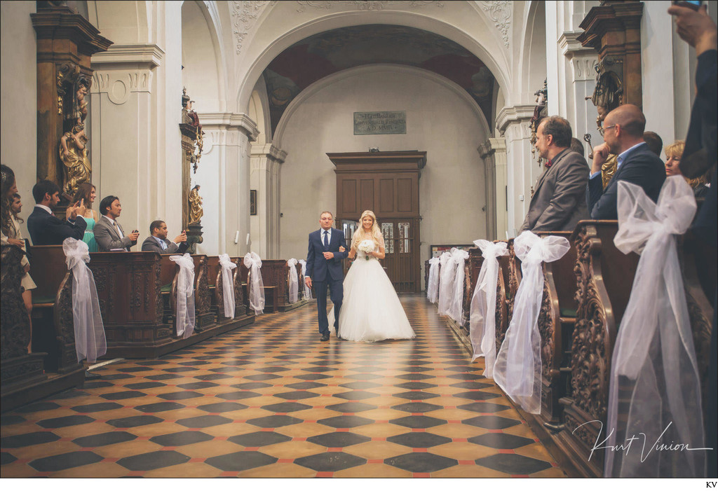 Father walks daughter down the aisle 