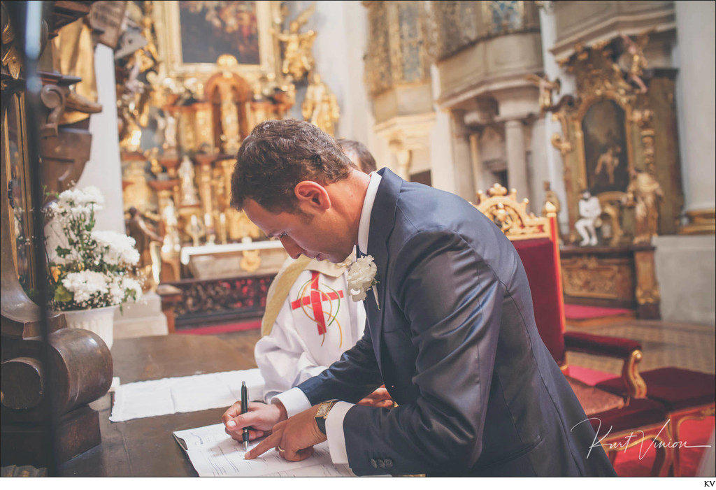 Signing of the registrar St. Thomas weddings Prague