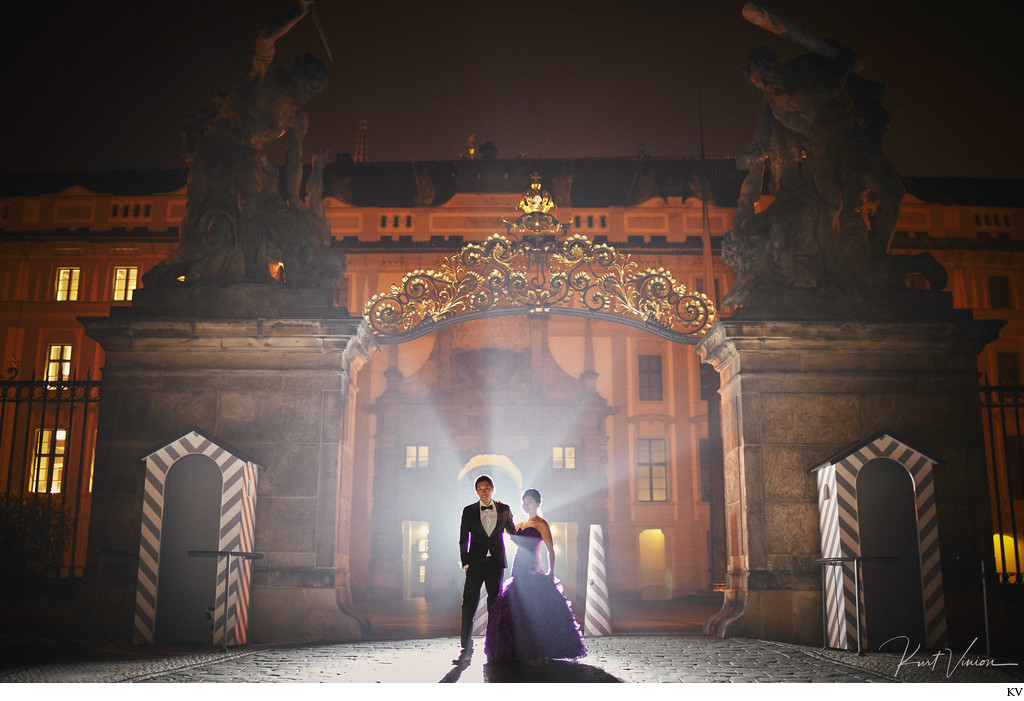 Artistic pre weddings photos: couple at Prague Castle