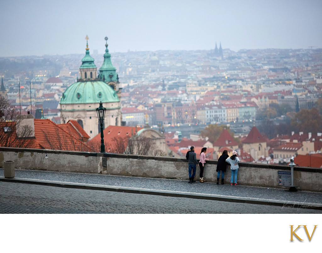Reportage styled family portraits I Prague Castle