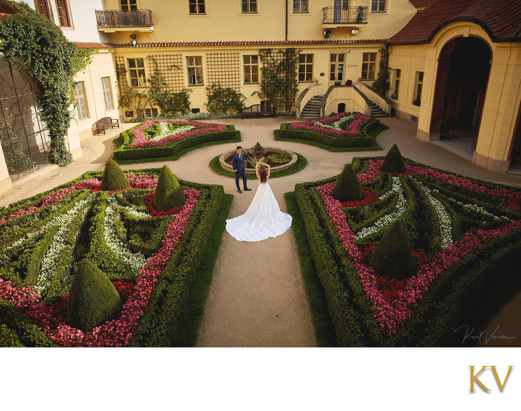 bride striking a pose at the Vrtba Garden