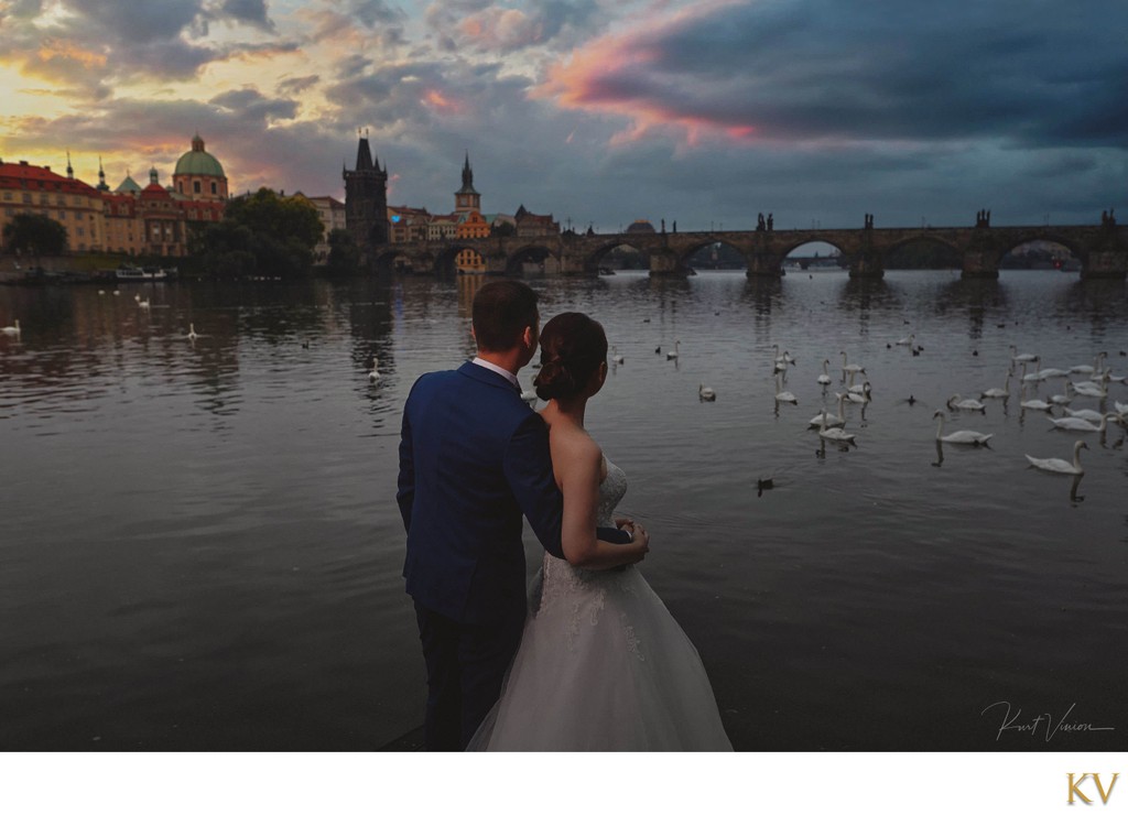 Breathtaking sunrise wedding photos from Prague