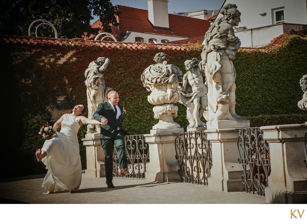 Hipster bride & groom in 'slow motion' Vrtba Garden