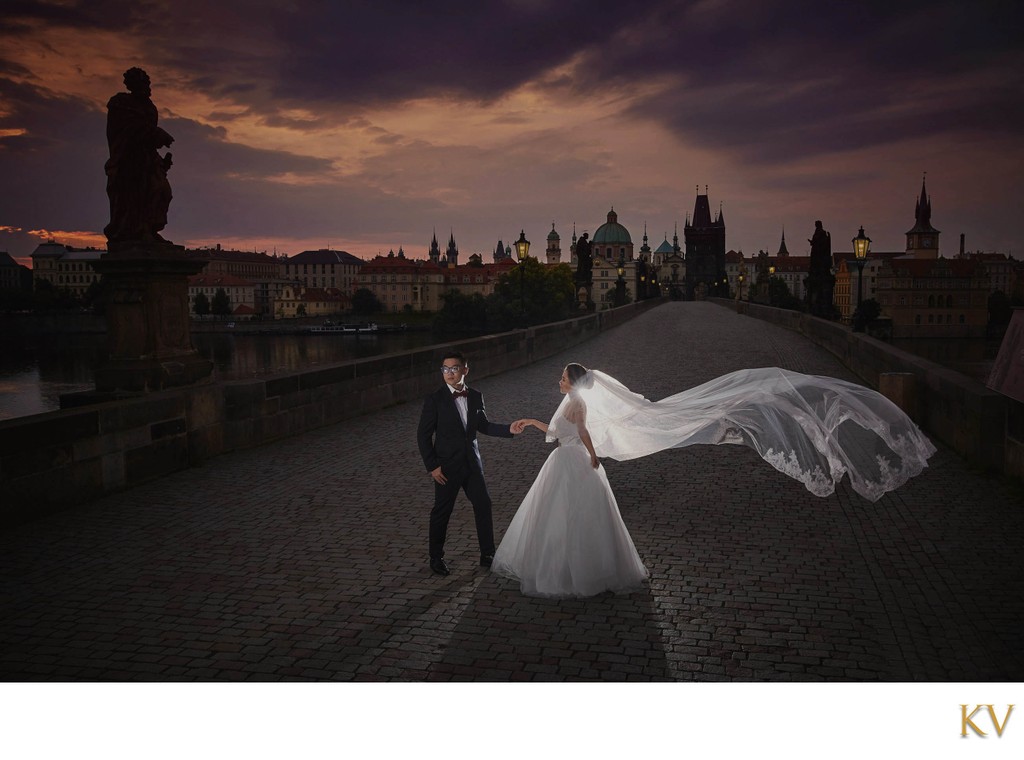 Hong Kong-style Charles Bridge Wedding Portraits