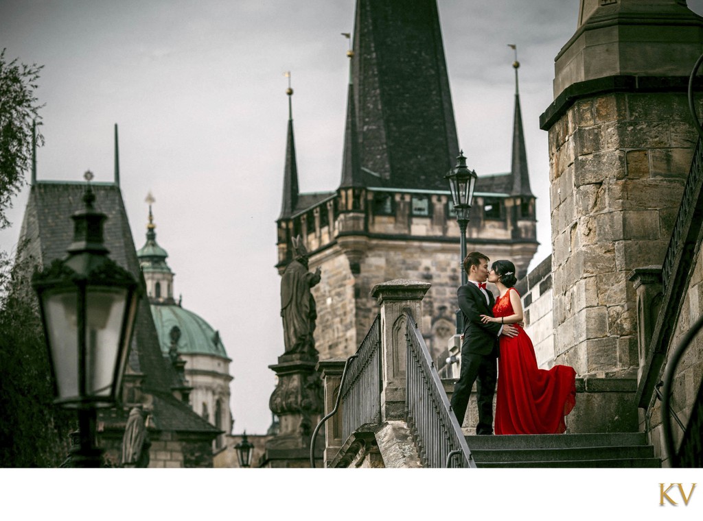 dark & moody Hong Kong couple at Kampa Steps