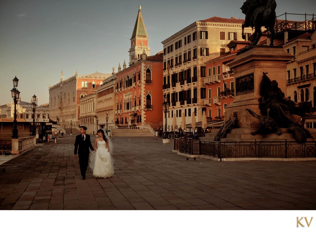 bride & groom near Victor Emmanuel II monument Venice