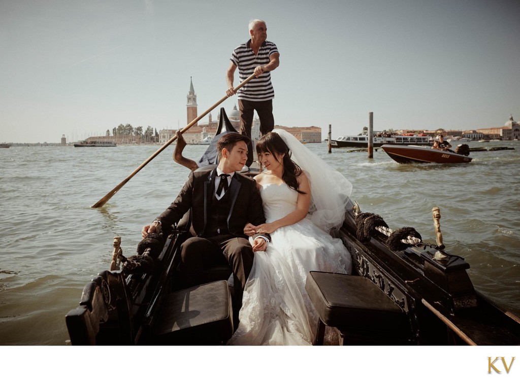 Venice bride & groom in Gondola