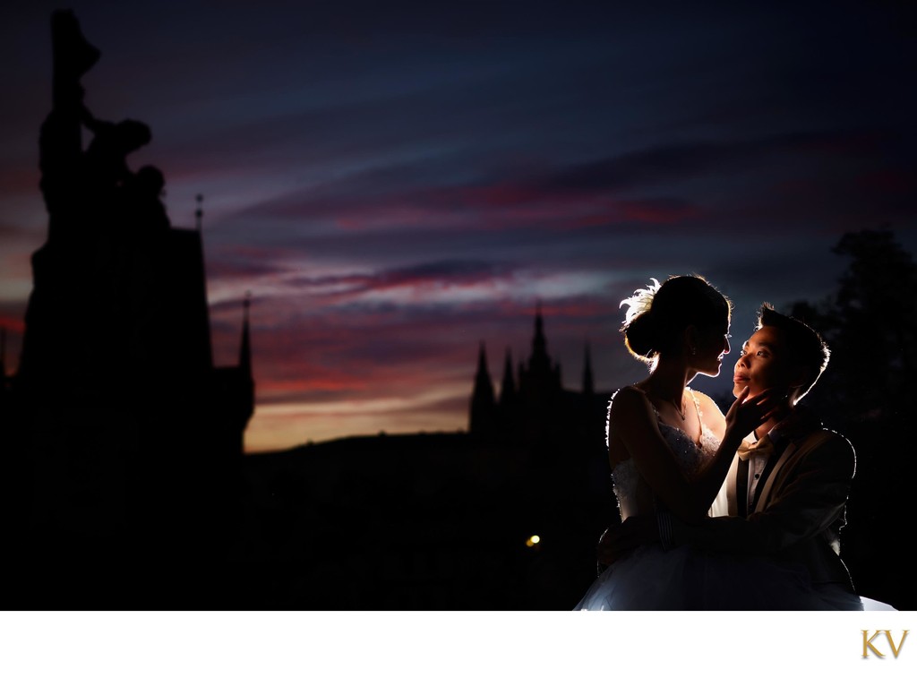 romantic overseas photos captured at sunset in Prague