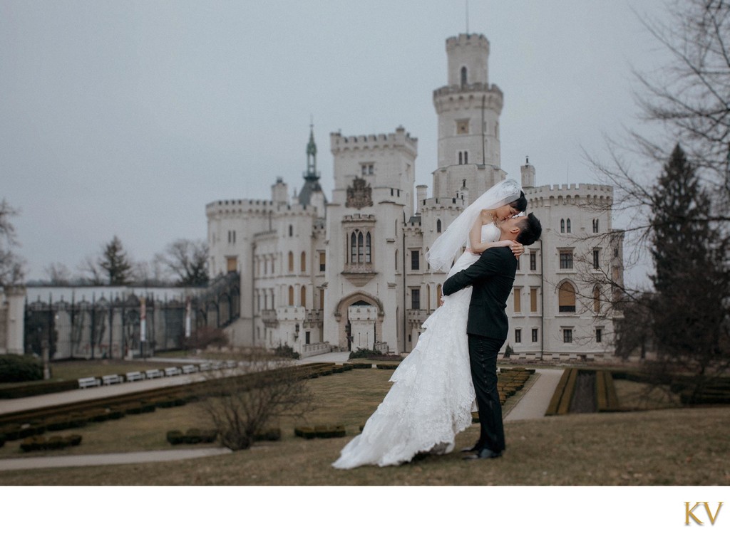 Castle Hluboka winter wedding bride & groom kiss