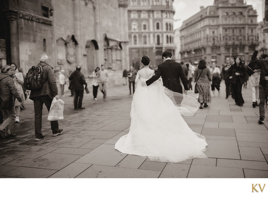 Newlyweds exploring Stephansplatz 