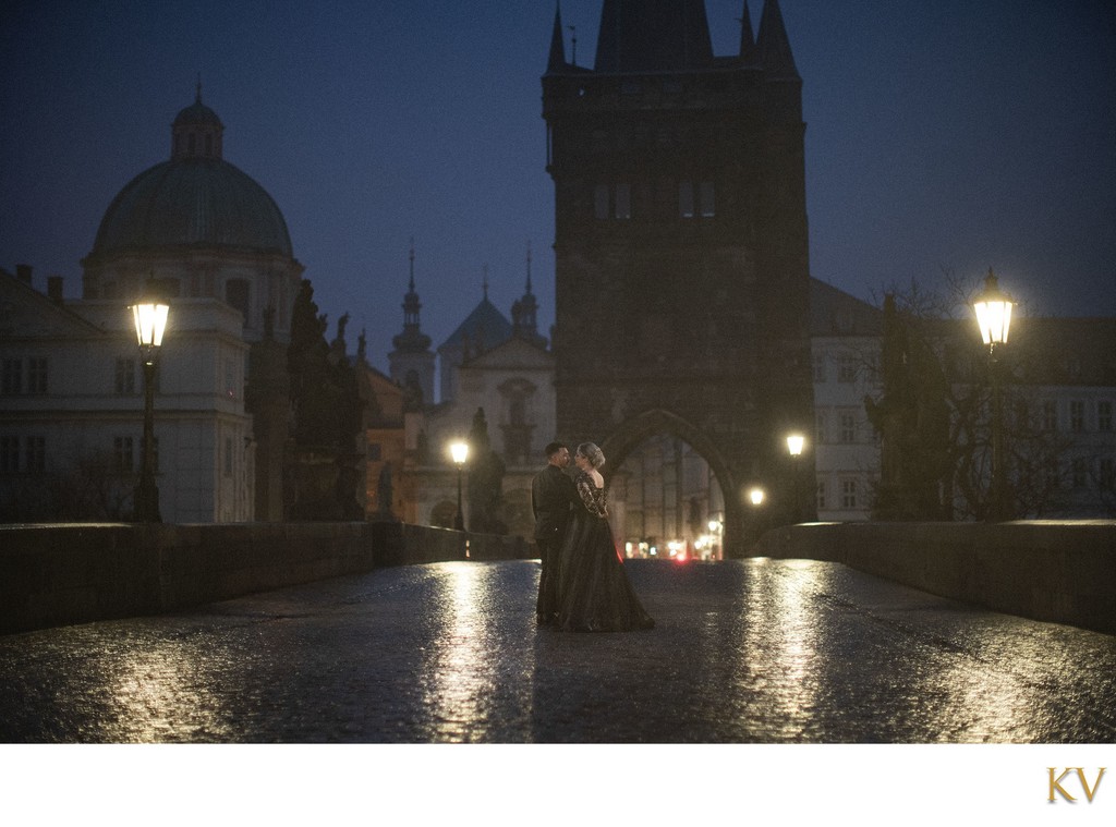 Gothic-inspired couple shoots atop the Charles Bridge at night