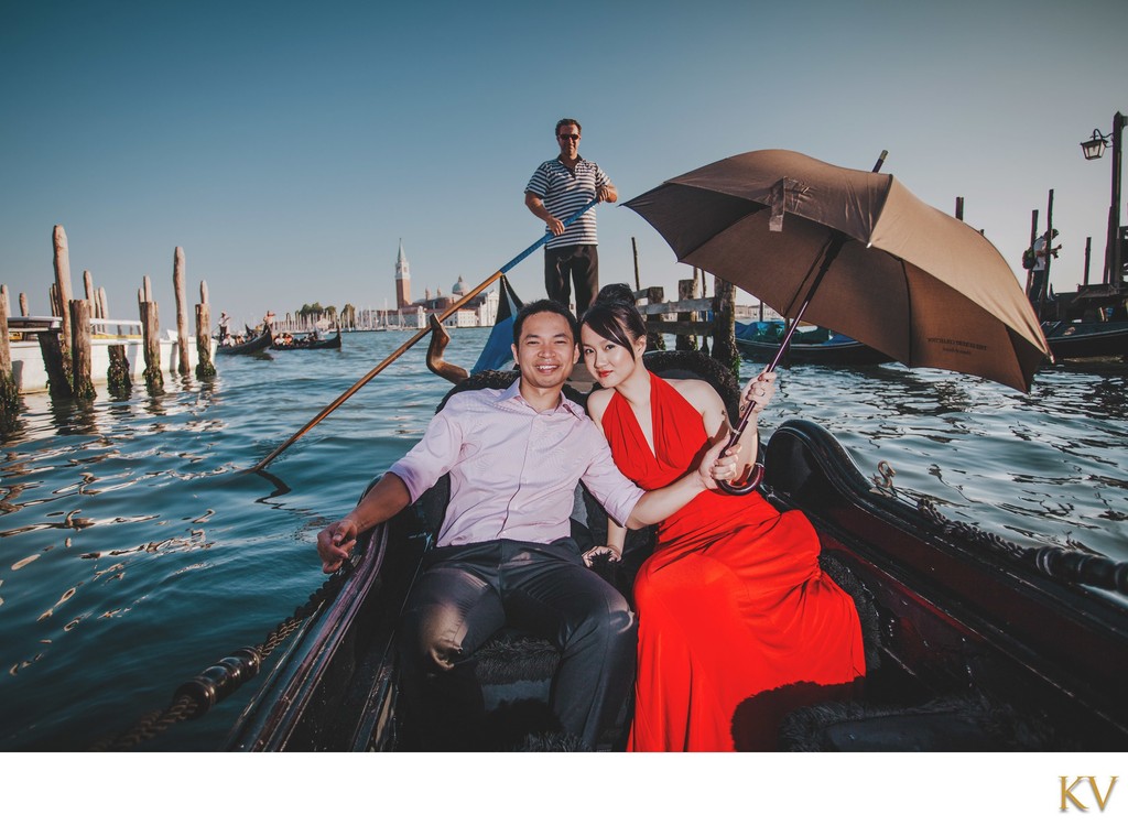 Happy Thai Couple: Venetian Love Story Adventures