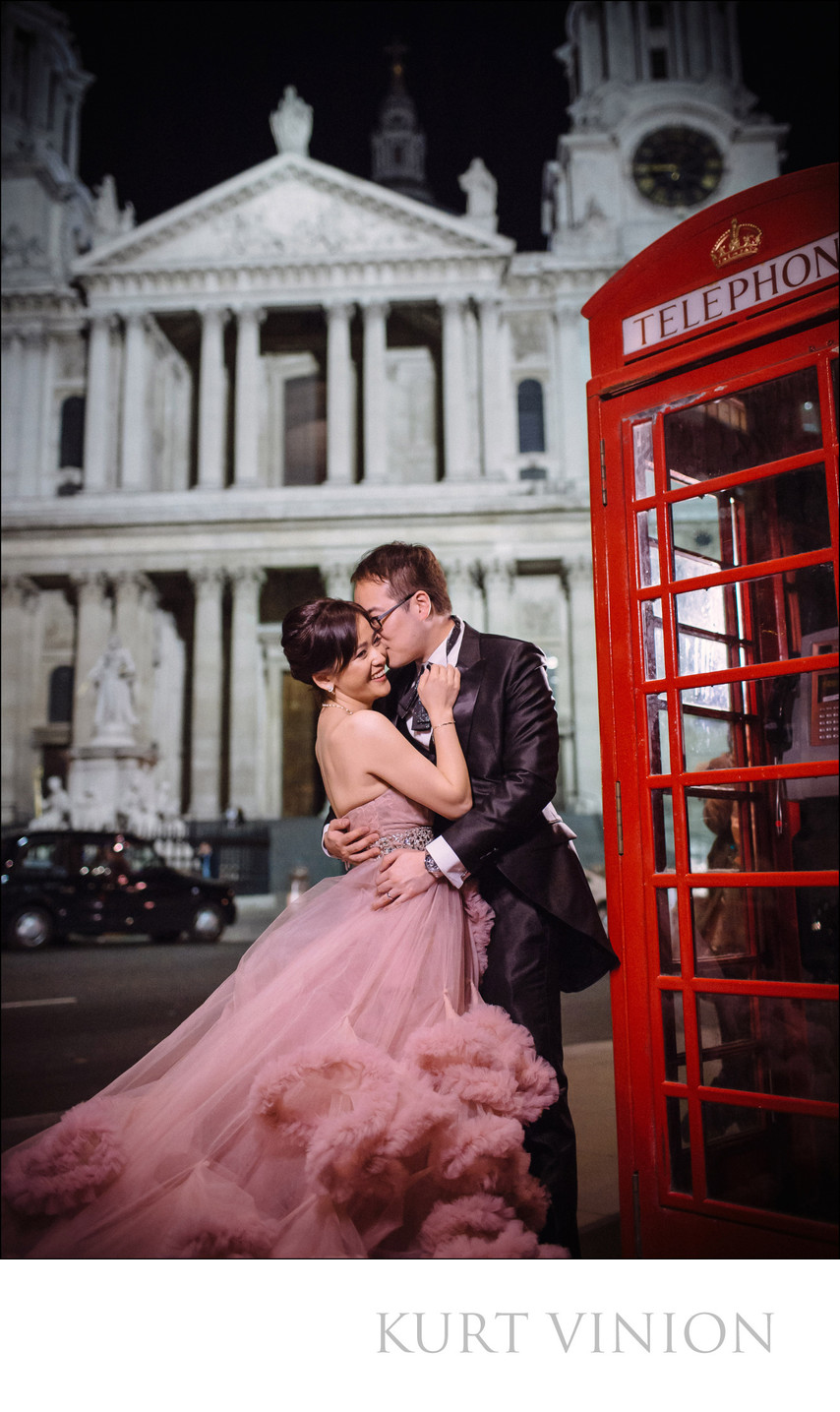 Kissing couple in front of St. Pauls Cathedral, London