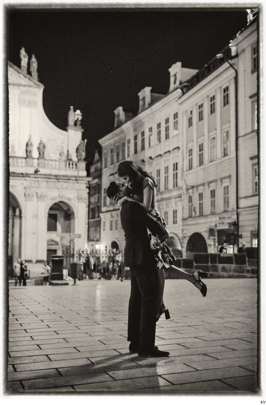 romantic Prague marriage proposal BW romantic photo