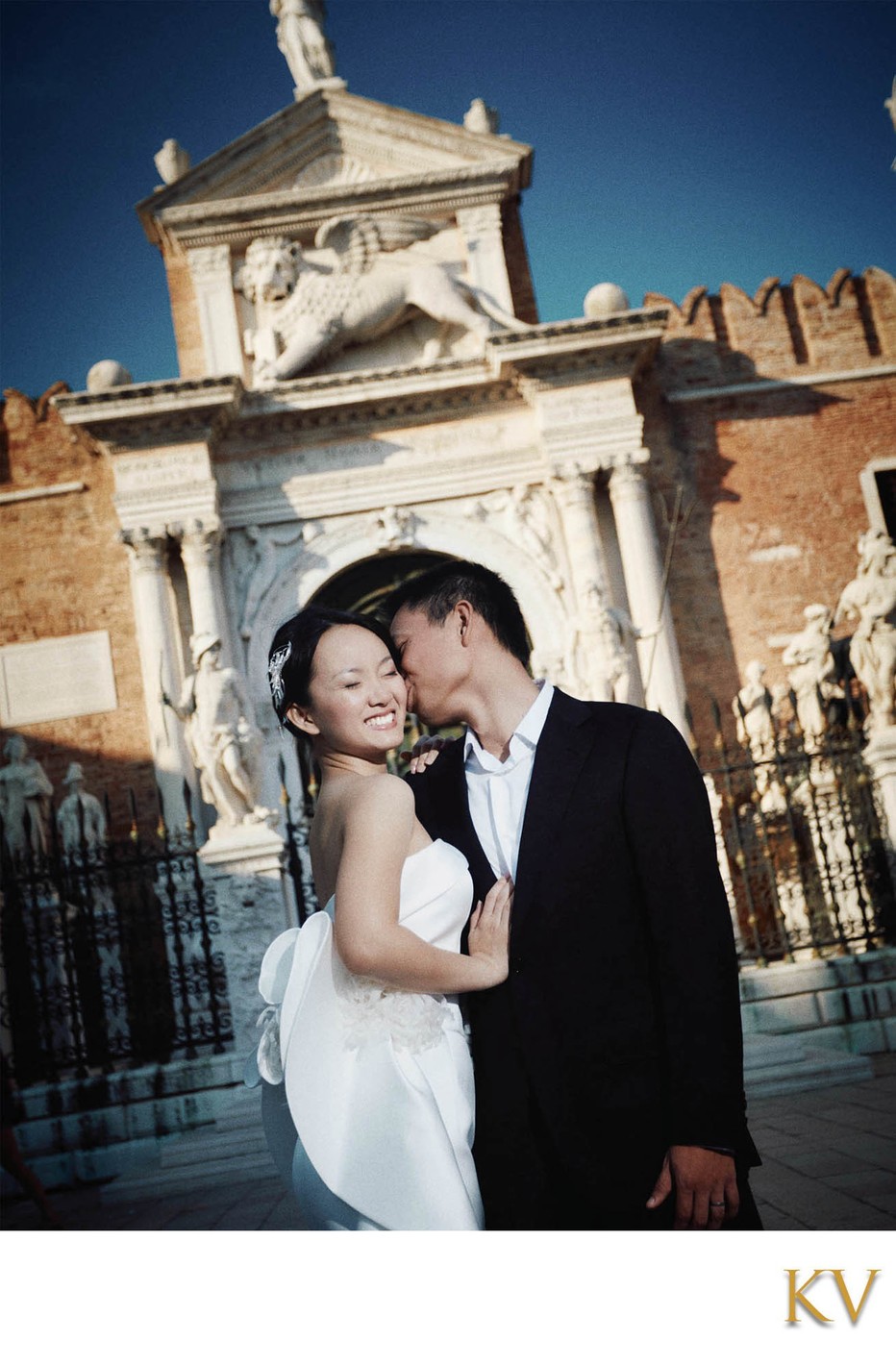 A sloppy kiss for his Thai bride in Arzenal, Venice