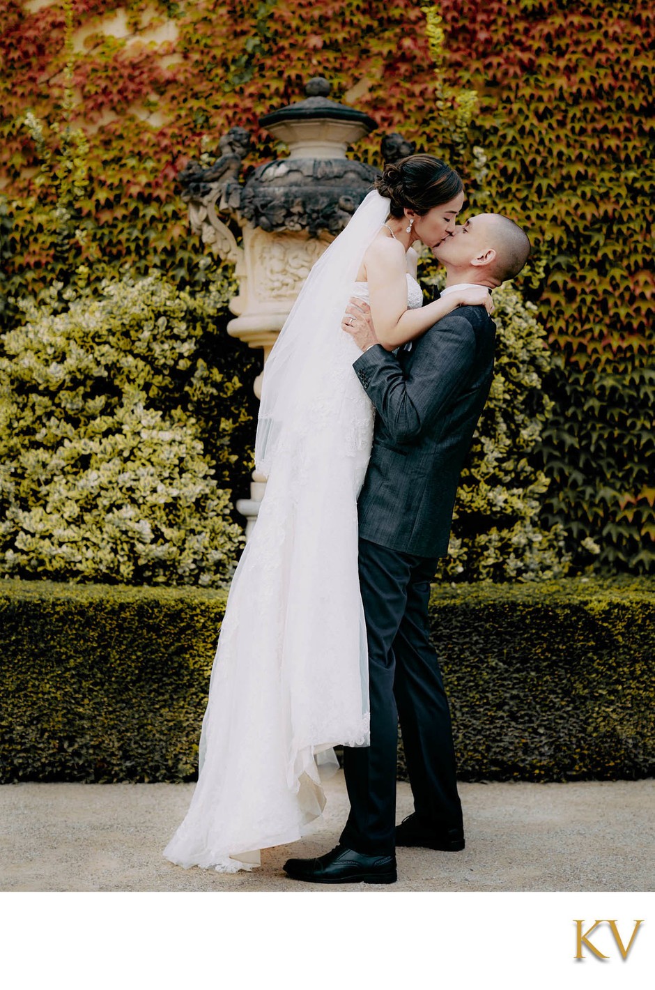 A kiss for his bride at the Vrtba garden