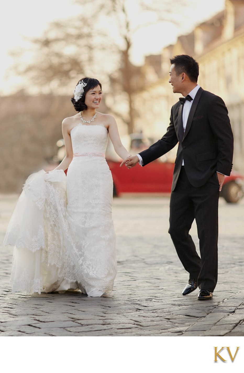 Elegant Hong Kong newlyweds at Prague Castle