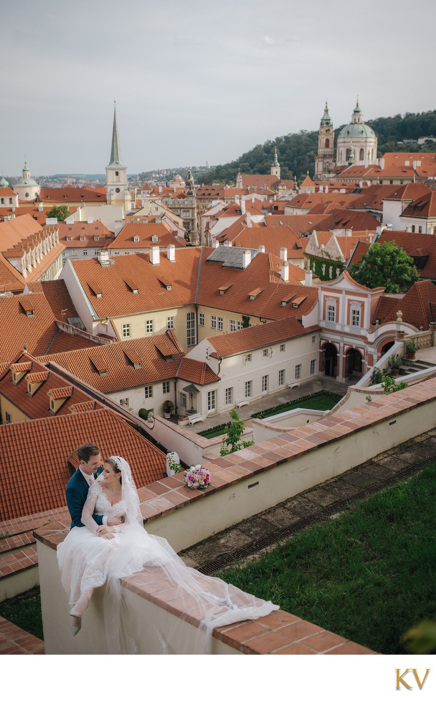 Newlyweds above the red roofs of the Ledebour Garden