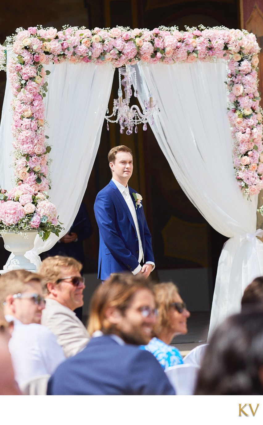 The waiting groom at the Ledebour Garden