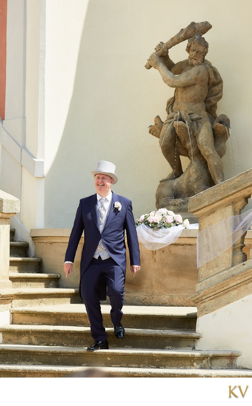 Arrival of the top-hatted-wearing father of the bride Ledebour Garden