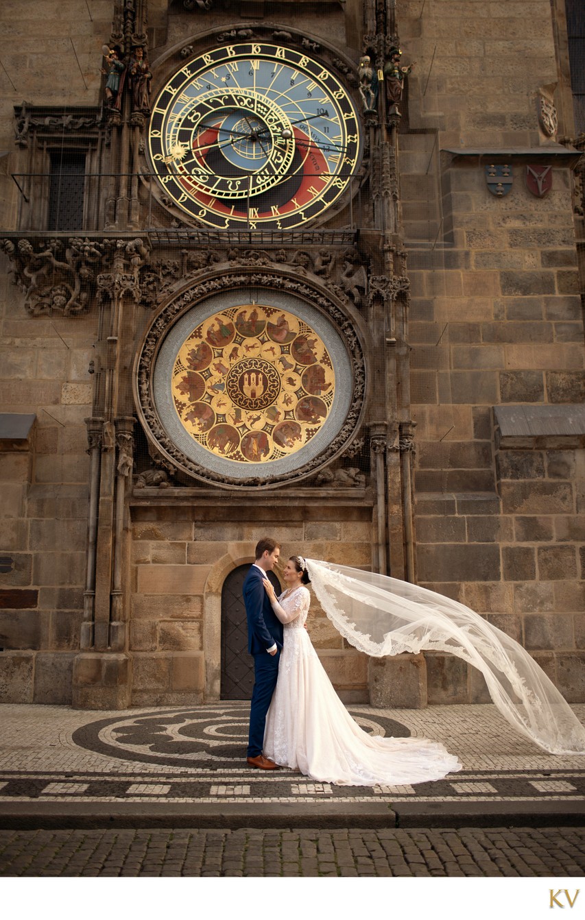 Newlyweds underneath the Astronomical Clock