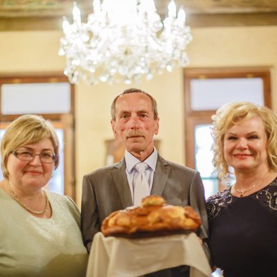The parents and the Russian tradition with the bread