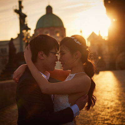 beautiful sunrise moment - Prague pre-wedding photos