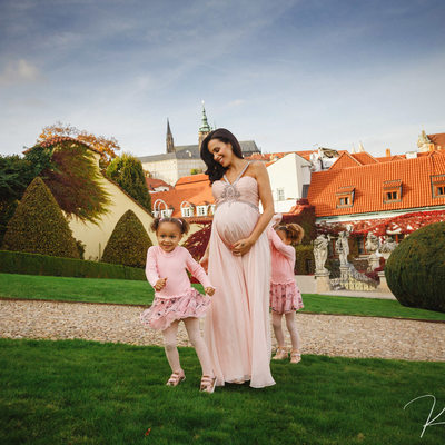 Sara and her daughters maternity portraits Vrtba Garden